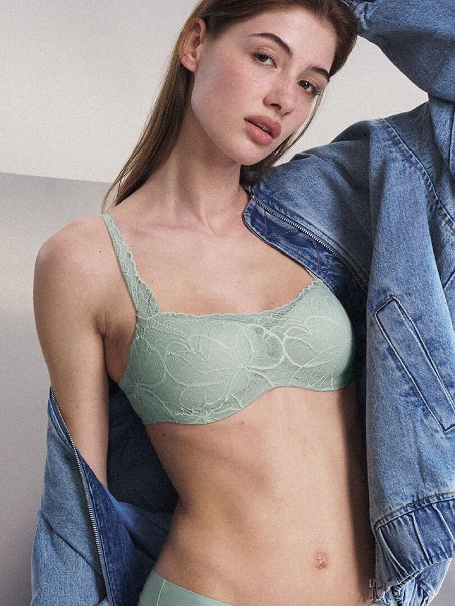 Braceless bra model 229884 Triumph